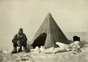 Mariscal fuera de una tienda, en el campamento, c1908, 1909 de Unbekannt