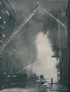 Fuerzas combinadas del bombero moderno contra un incendio en la ciudad, c. 1935 de Unbekannt