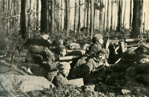 Ametralladora Maxim en acción en el frente británico, Primera Guerra Mundial, 1915, c. 1920 de Unbekannt