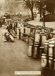 Bidones de leche en Hyde Park durante la Huelga General, Londres, 1926, 1935
