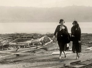 Millicent Veronica Willison, esposa de William Randolph Hearst, visitando el trabajo de recuperación de barcos romanos antiguos del Lago de Nemi, c.1930 de Unbekannt