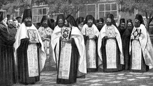Monjes de la iglesia griega llevando volúmenes de la Liturgia, Grecia, 1922 de Unbekannt