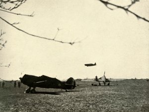Morane 406 en el aeródromo de Vassincourt con Curtiss Hawk francés y Hurricane, 1939-1940, 1941