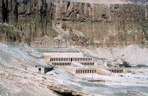 Templo mortuorio de la Reina Hatshepsut, Dayr al-Bahri, Egipto, c. 1457 a.C. de Unbekannt