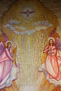 Mosaico en la iglesia del Sagrado Corazón de Jesús: ángeles y Espíritu Santo, Gallipoli, Italia de Unbekannt