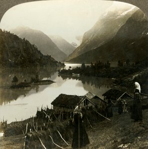 Lago Loen rodeado de montañas - incomparable en belleza y grandeza - desde la granja Seten, Noruega, c1905 de Unbekannt