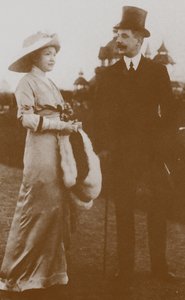 Moura Budberg con su primer esposo von Benckendorf en las carreras de caballos de Berlín, 1913