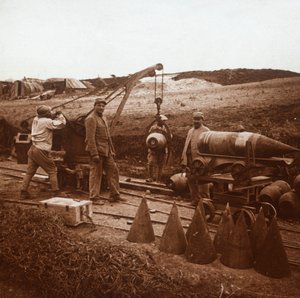 Moviendo conchas con grúa, Genicourt, norte de Francia, c1914-c1918 de Unbekannt