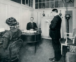 El Sr. Sandow atendiendo su correspondencia diaria, c1898 de Unbekannt