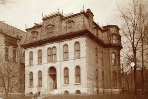 Residencia de la Sra. Fred Paramore (de soltera Nellie Haseltine). Lado norte de Pine Street, al este de Twenty-eighth Street