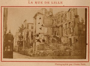 Municipalidad de París (1871): vista de los edificios destruidos en la rue de Lille en París en mayo de 1871. Fotografía de Pierre Pepetit. Impresión en cartón, Dim. 9x5,4 cm de Unbekannt