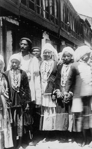 Gente de la tribu musulmana de la colina, Chakrata, India, 1917