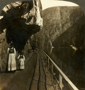 Estante rocoso estrecho donde el camino a las Cataratas Voring pasa por las aguas profundas del Lago Oifjords, Noruega, c1905 de Unbekannt