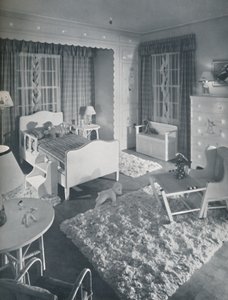 Guardería por W. & J. Sloane, con muebles de color crema y alfombras blancas peludas sobre un piso pintado de azul