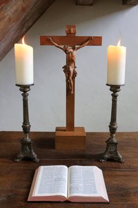 Obersteinbach, Bas-Rhin, Francia, el 29/5/2014 - Velas, crucifijo y Biblia. Templo luterano. de Unbekannt