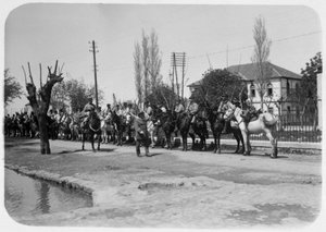 Oficial inspeccionando un destacamento montado de la Legión Extranjera Francesa, Siria, siglo XX