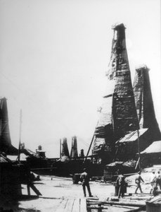 Extracción de petróleo en Bakú, Rusia, c1903-c1906 de Unbekannt