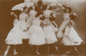 Olga Preobrajenskaya como Odette con cisnes en el ballet El lago de los cisnes