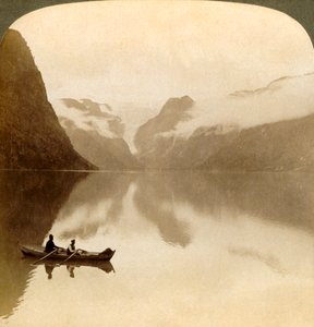 En el lago sombrío Olden, entre montañas cubiertas de nubes, hacia el glaciar Maelkevold, Noruega, 1905 de Unbekannt