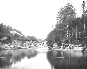 En el río Ammonoosuc, Montañas Blancas, New Hampshire, EE.UU., c1900