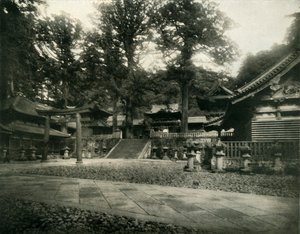 Uno de los muchos templos en Nikko, Japón, un sitio de peregrinación de santuarios sagrados, 1936