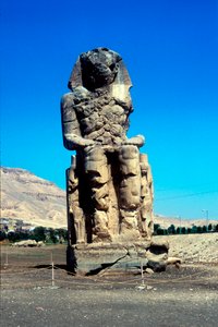 Uno de los Colosos de Memnón, cerca del Valle de los Reyes, Egipto de Unbekannt