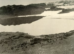 Agua abierta en el lago verde en verano