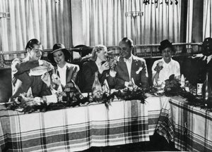 Apertura de un restaurante por cantantes populares franceses, París, septiembre de 1941
