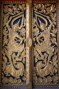 Puerta ornamentada del templo en Wat Chedi Luang, Chiang Mai, Tailandia de Unbekannt