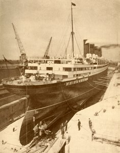 Revisión de un gran transatlántico en un dique seco en Liverpool, c1930