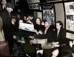 Vendedor de periódicos en el metro, Londres, c.1940 de Unbekannt