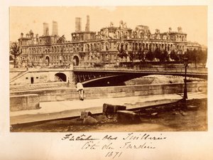 Comuna de París (1871): vista del puente de Arcole y el Hotel de Ville después del incendio de mayo de 1871. Fotografía anónima. Impresión en cartón de Unbekannt