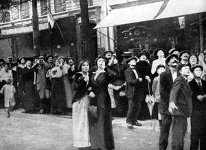 Parisienses observando un avión alemán, Primera Guerra Mundial, 1914 de Unbekannt