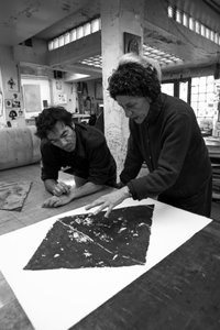 Pascal Gauvard, cofundador del taller de grabado Pasnic, Annie-Paule Thorel, pintora francesa. Análisis de una impresión. Taller de grabado Pasnic en París en 2009 de Unbekannt