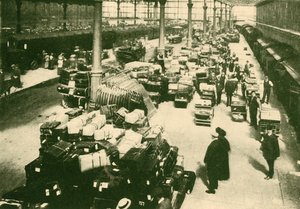 Equipaje de pasajeros en la estación de Talbot Road, Blackpool, en la temporada de vacaciones, 1930 de Unbekannt