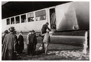 Pasajeros abordando el Zeppelin LZ 11 Viktoria Luise, c1912-1914 1933 de Unbekannt