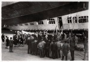 Pasajeros abordando el Zeppelin LZ 127 Graf Zeppelin, 1933 de Unbekannt