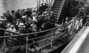 Pasajeros a bordo de un barco, Bournemouth, Dorset, 1921 de Unbekannt