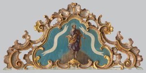 Frontón de un altar con una figura de un santo
