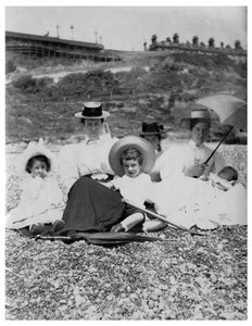 Personas en una playa, c1890-1909