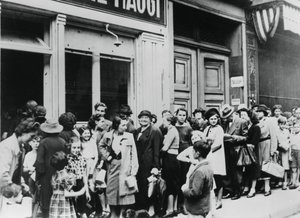 Gente haciendo fila fuera de una tienda de lácteos, París ocupado por los alemanes de Unbekannt