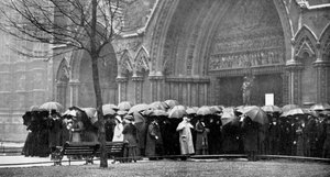 Gente esperando bajo la lluvia para asistir a un servicio en la Abadía de Westminster, Londres, 1910 de Unbekannt