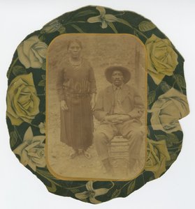 Retrato fotográfico de un hombre y una mujer sobre fondo de papel floral, principios del siglo XX de Unbekannt