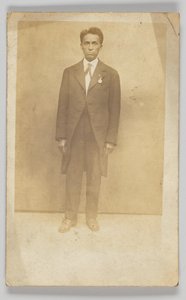 Postal fotográfica de un hombre con traje, 1904-1918