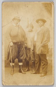 Postal fotográfica de tres mujeres no identificadas, 1904-1918