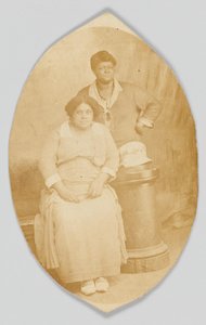 Postal fotográfica de dos mujeres no identificadas, 1918-1930 de Unbekannt
