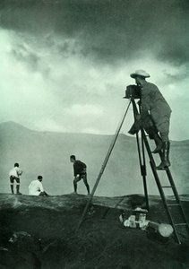 Fotografiando en el borde del cráter, Aso-San, 1910 de Unbekannt