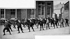 Ejercicio físico en una escuela de Londres, c1900 1901 de Unbekannt