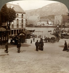 Antigua fortaleza pintoresca Bergenhus, desde una plaza en la ciudad moderna, Bergen, Noruega, 1905 de Unbekannt