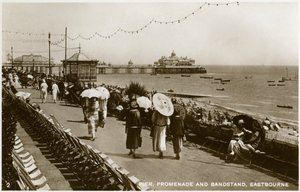 Muelle, paseo marítimo y quiosco de música, Eastbourne, Sussex, c1920s